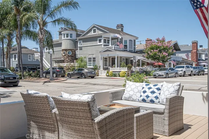 124 Garnet Avenue, Newport Beach, California 92662