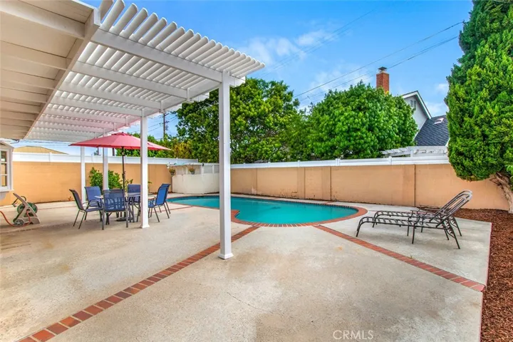 Large covered seating area on back patio. Ideal for BBQs by the pool!