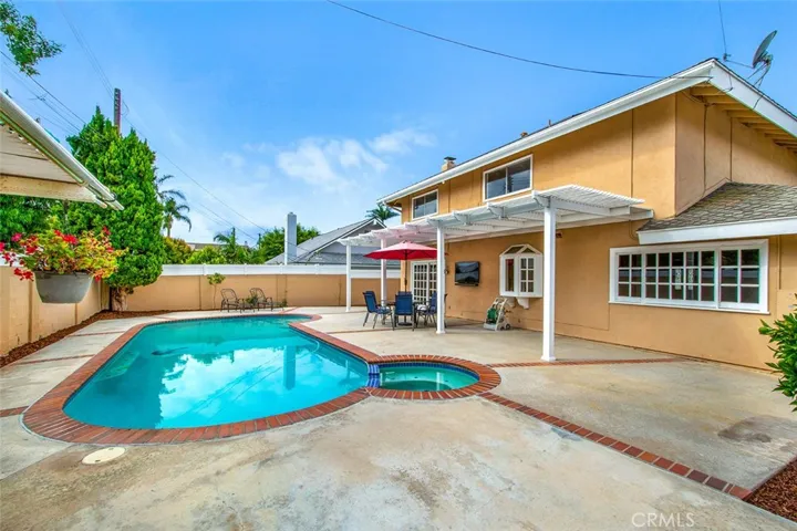 Low maintenance backyard w/ beautiful pool and built-in jacuzzi