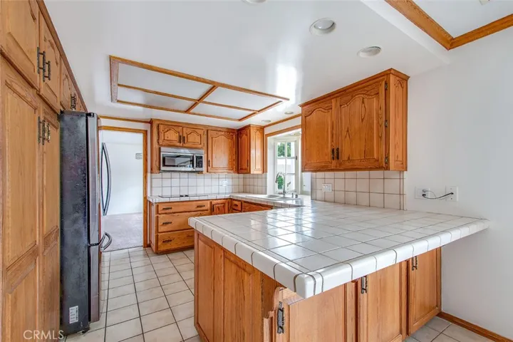 Good size kitchen w/ plenty of storage