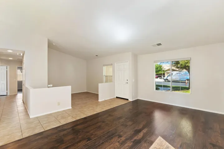 005_Living Room