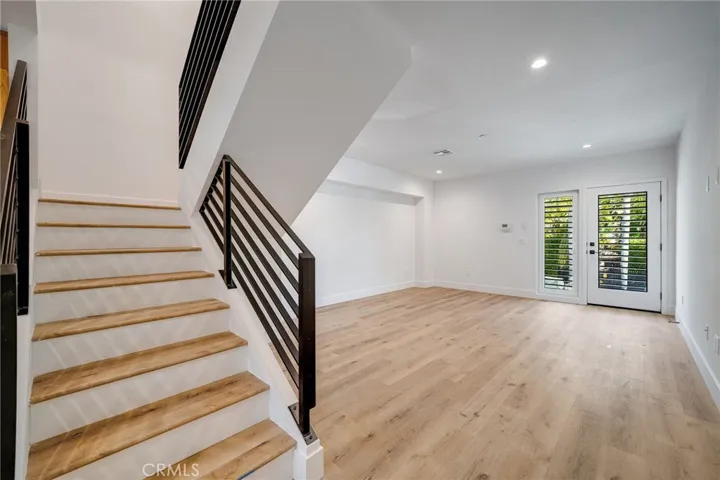 6201 La Mirada Avenue Unit 4, Hollywood, California 90038