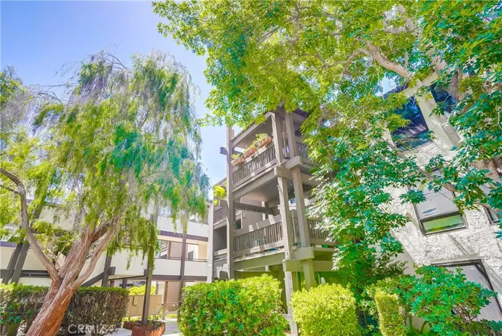 Top floor unit, lush trees