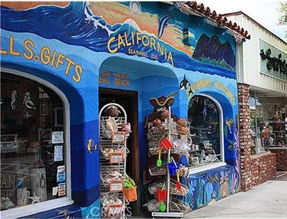 Main Street, USA  Enjoy the old time ambiance of Seal Beach with unique shops & restaurants.