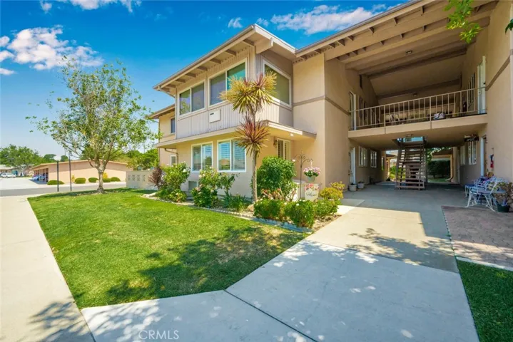 This lovely home is located in a very quite area of Leisure World.