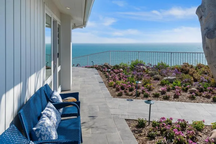 Front sitting area