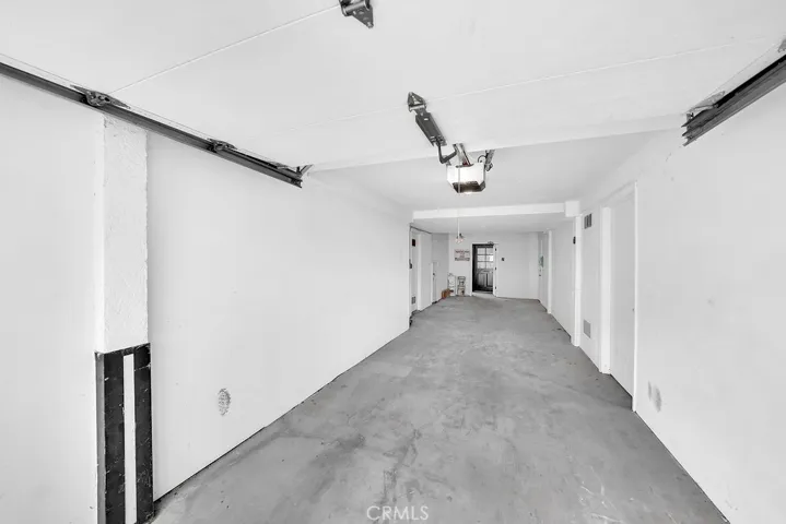 tandem garage goes with the apartment