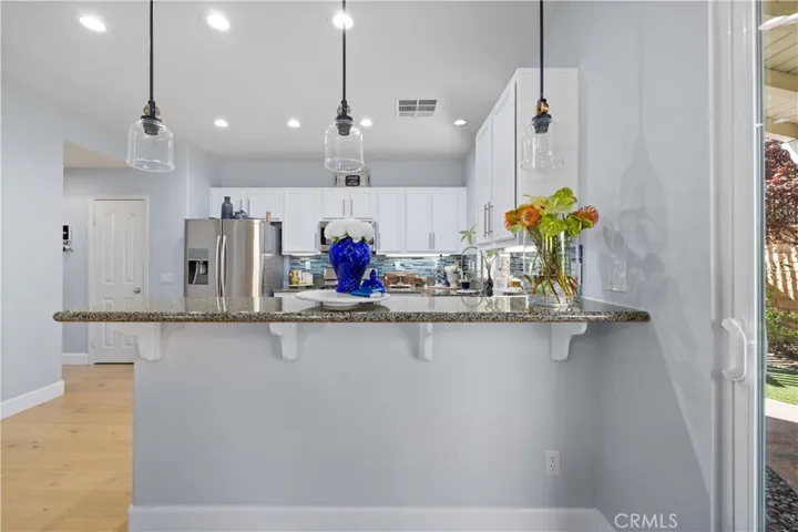 Counter kitchen sitting area