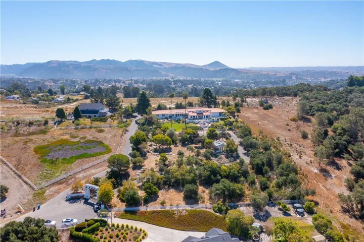 560 Easy Street, Arroyo Grande, California 93420