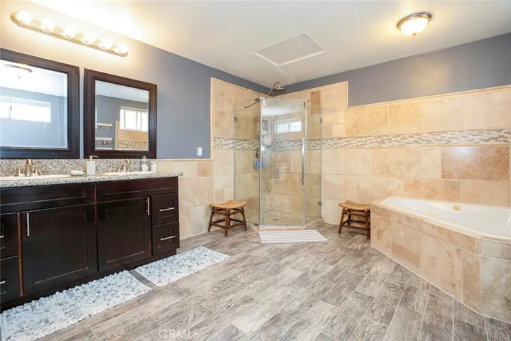 Mstr Bathroom double Vanity & Sinks.