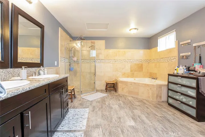 Grand Master Bathroom.