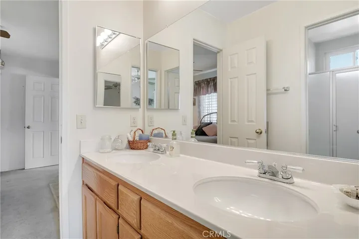 Jack-n-Jill Guest Bath for second and third bedrooms