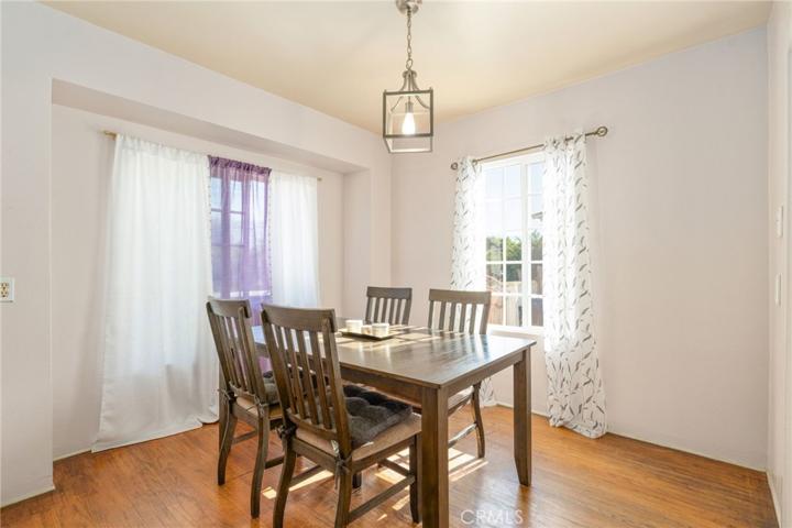 Dining area with natural light !
