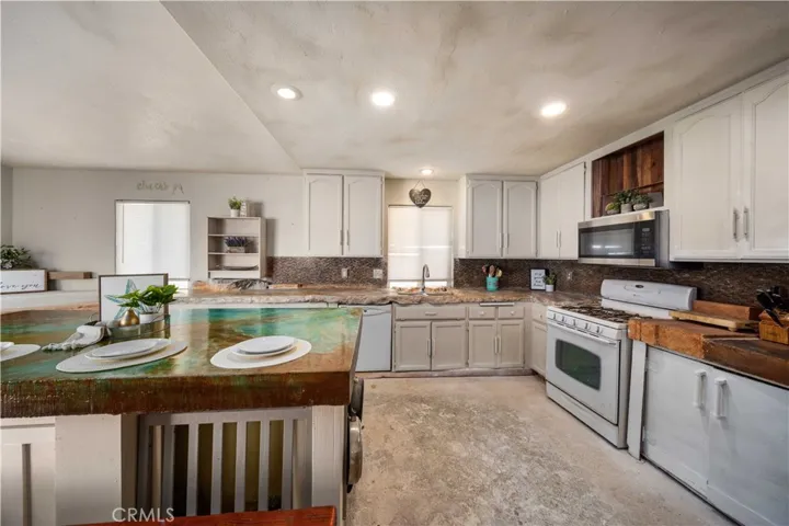 13812 Windward Lane, Helendale, California 92342