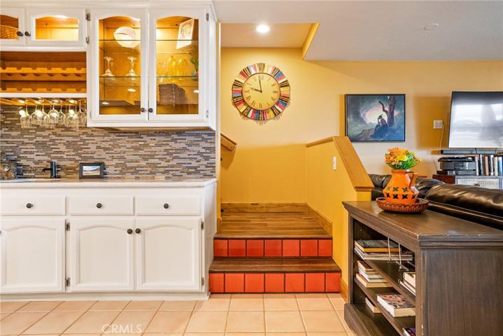 Wetbar with backsplash