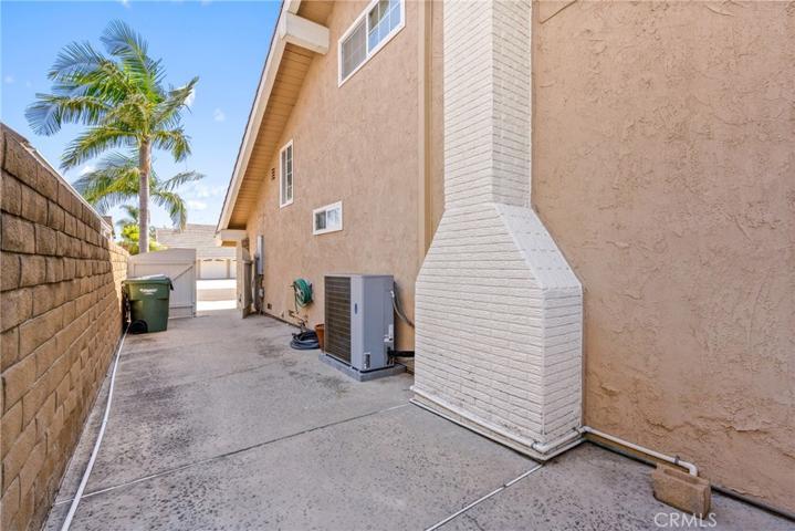 Double gated side yard perfect for a boat/toys/RV