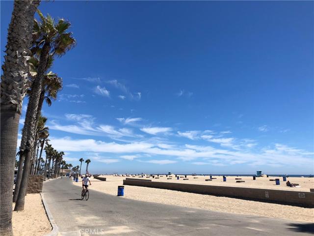Nice summer days at the Huntington Beach pier featuring blue skies, white sand beaches and crystal blue water!

