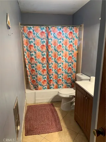 Fullf bathroom