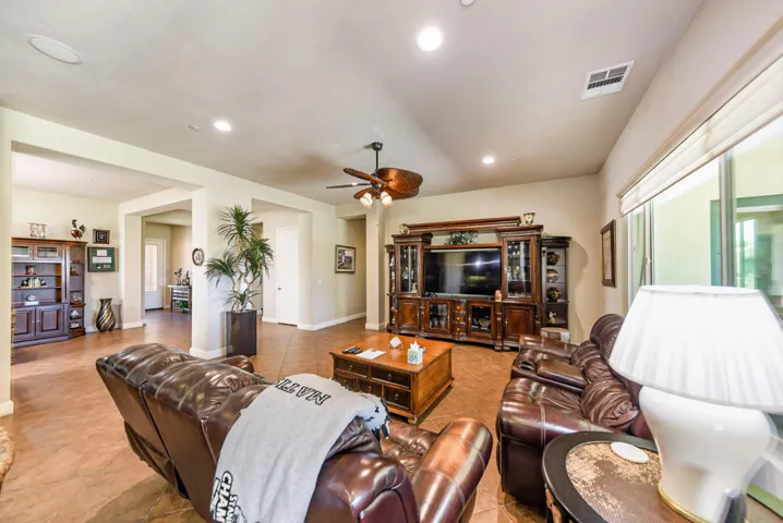 81465 Avenida Montura-22