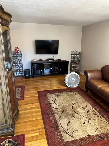 1437 Dennis Living Room
