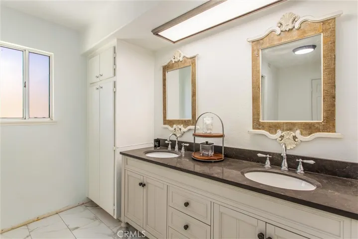 Upstairs Updated Bathroom walkthrough to both 2nd and 3rd bedrooms