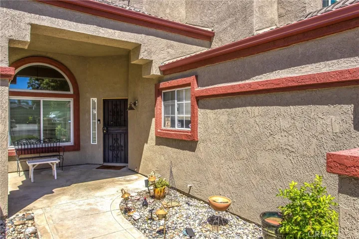Open Porch & Garden and door ring camera included