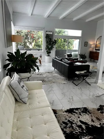 Living room to the balcony