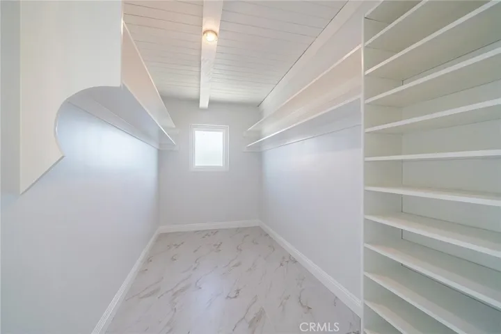 Main bedroom walkin closet