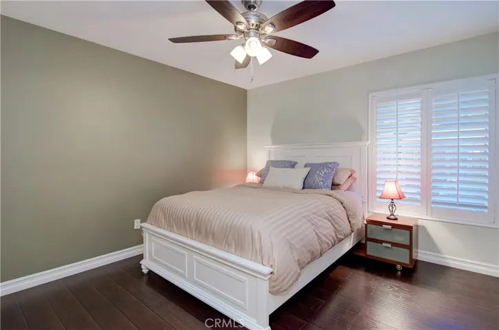 2nd bedroom with ceiling fan