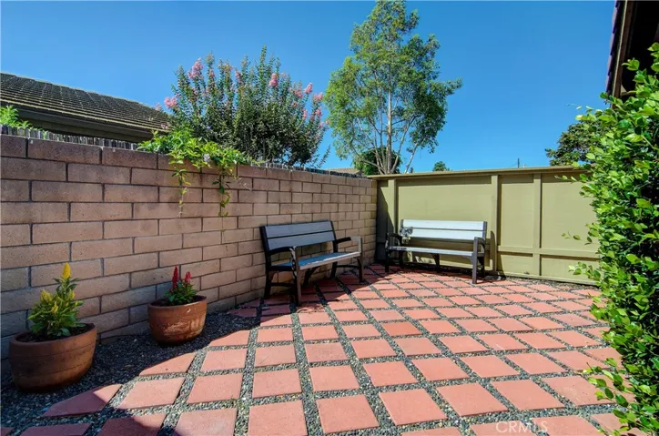 Front private courtyard with pebble stone pavers