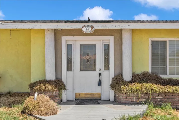 13411 Kiowa Road, Apple Valley, California 92308