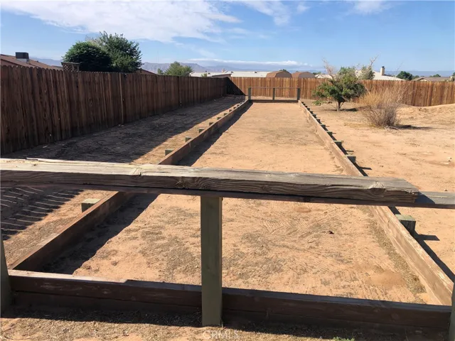 22803 Nalatapa Road, Apple Valley, California 92307