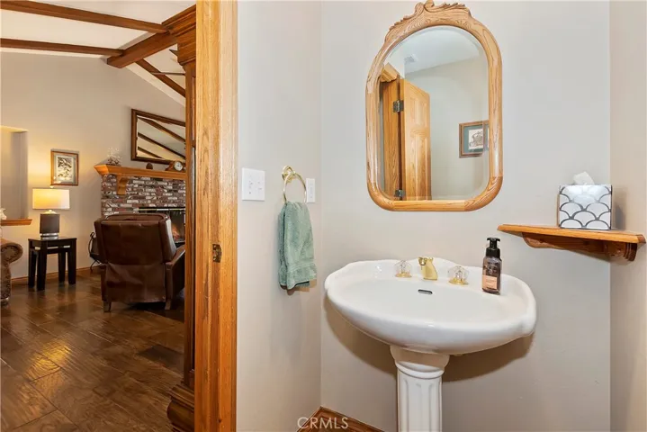 552 Pioneer Road, Lake Arrowhead, California 92352