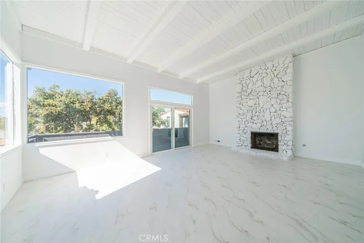 Living room to the balcony