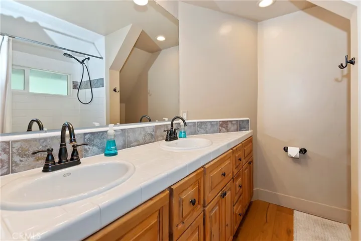 en suite bathroom with jetted tub w/dbl sinks