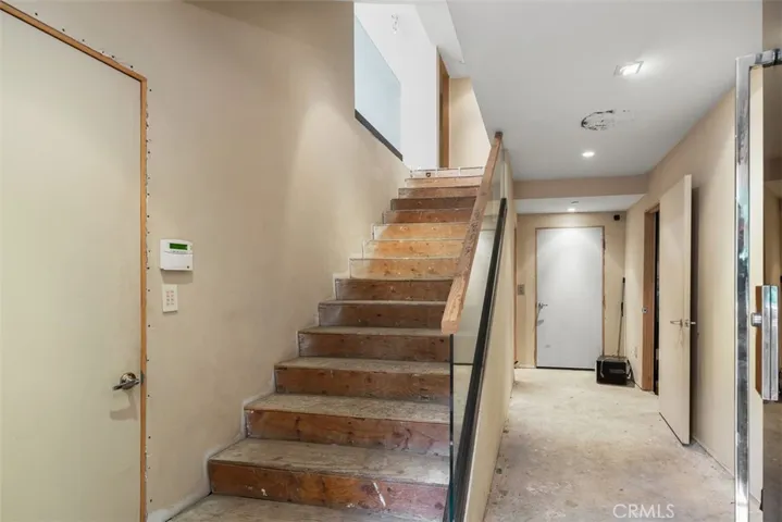 Entrance level with Elevator