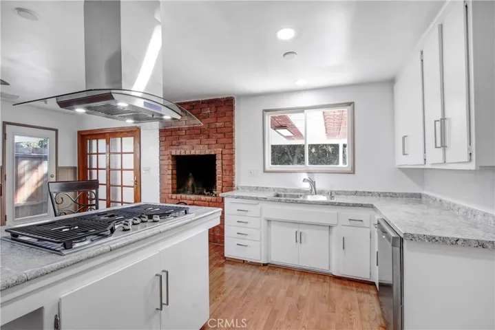 6904 Royer Avenue, West Hills, California 91307