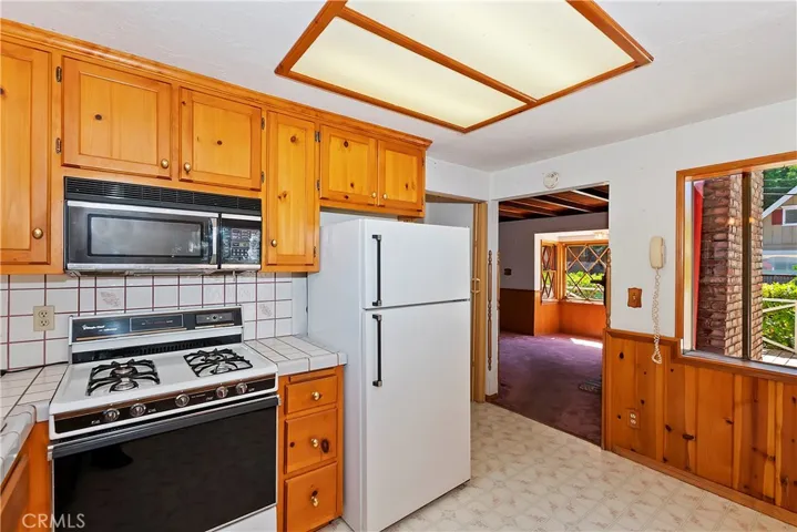 311 Oak Dr., Lake Arrowhead, California 92352