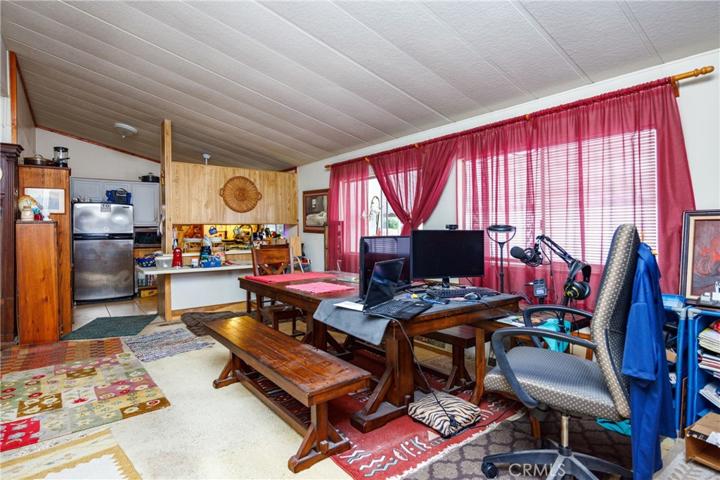 Open floor plan to kitchen