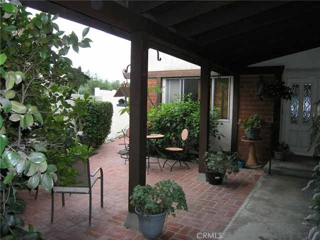 Charming courtyard entry