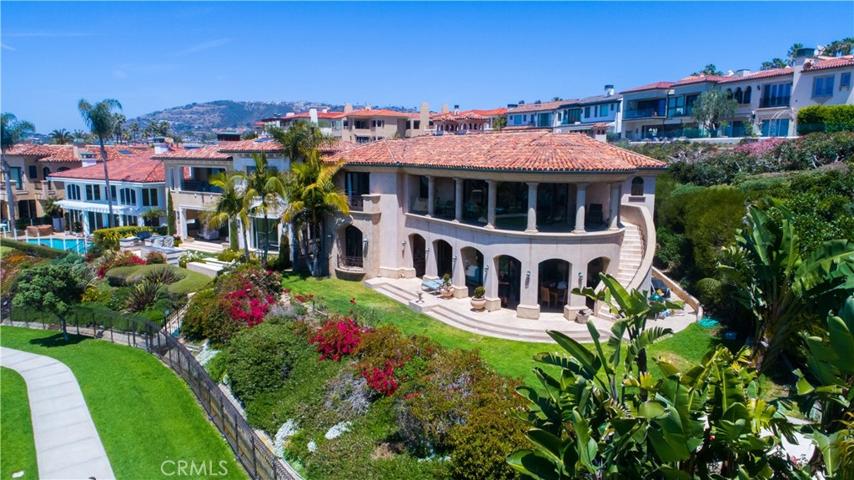 Aerial view shows large lot size.  Over 120' of ocean frontage.  Typical lots on front row have 60'.