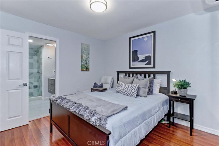 Guest room with en-suite bath