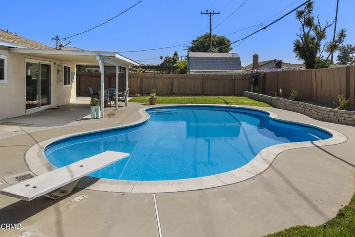 36-web-or-mls-UpmarketMedia_4052For-128
