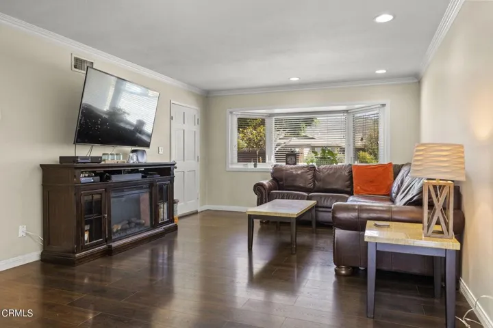 7-web-or-mls-UpmarketMedia_4052For-93
