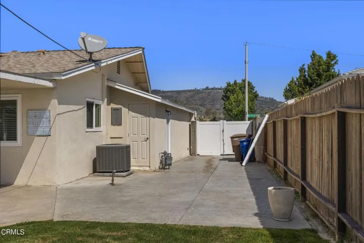 40-web-or-mls-UpmarketMedia_4052For-122