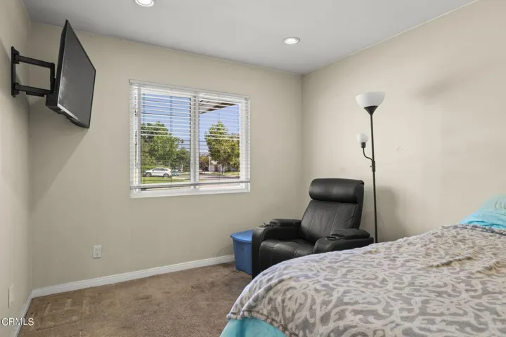 24-web-or-mls-UpmarketMedia_4052For-6