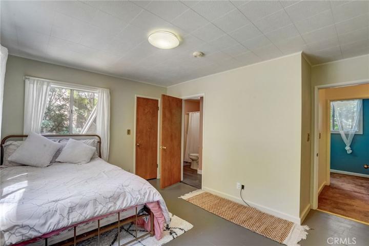 upstairs bedroom 1 picture 2
