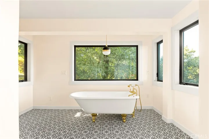 Deluxe bathtub room with dynamic views all around.