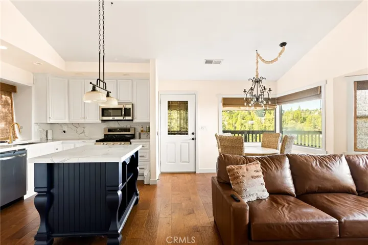 1406 Lovers Lane, Lake Arrowhead, California 92352