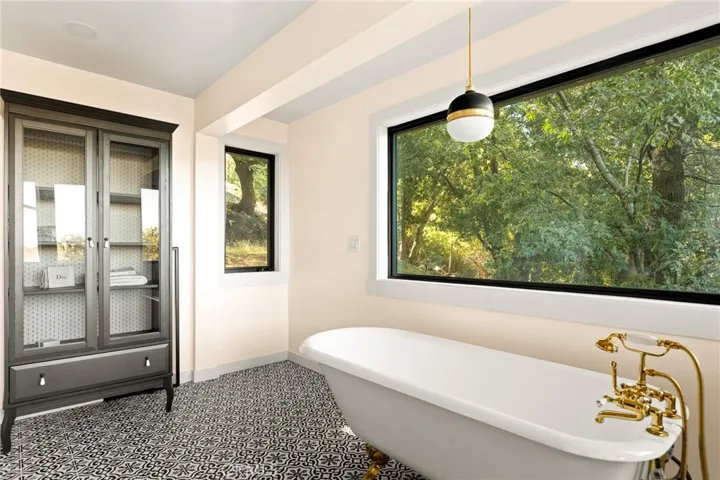 Deluxe bathtub views!